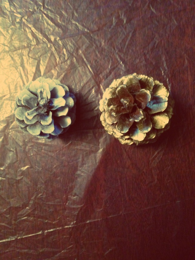 Spray-painted white & gold pinecones, DIY, Christmas tree, Pinterest