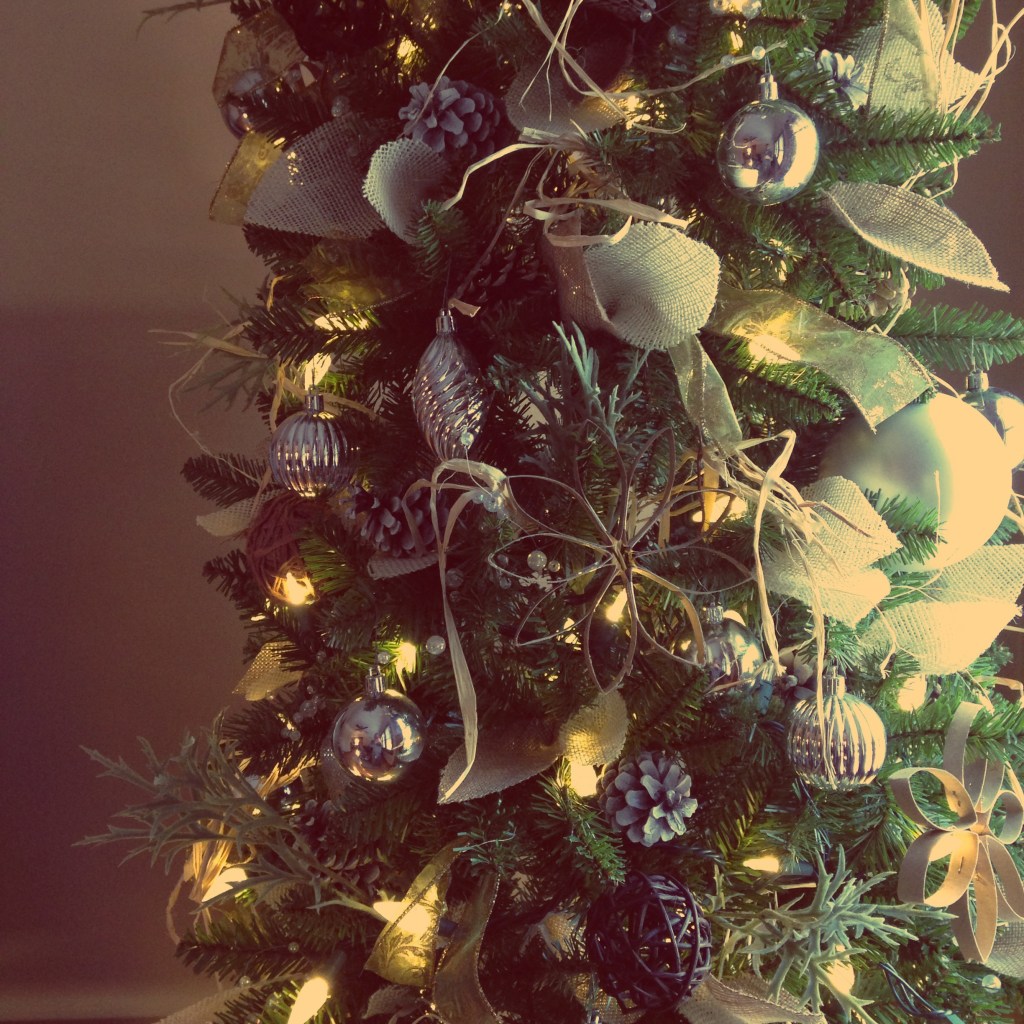 DIY burlap leaves / ornaments, Christmas tree, Pinterest